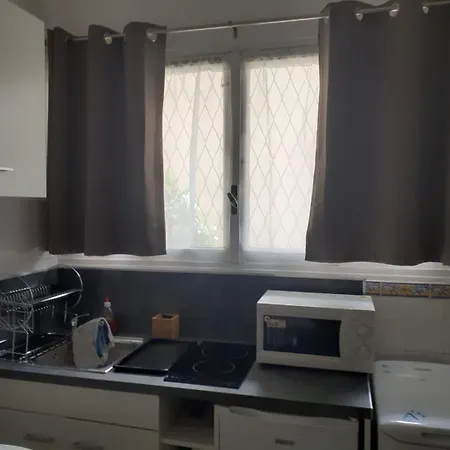 Centre- Small Pied-a-terre Near Beaches דירה *